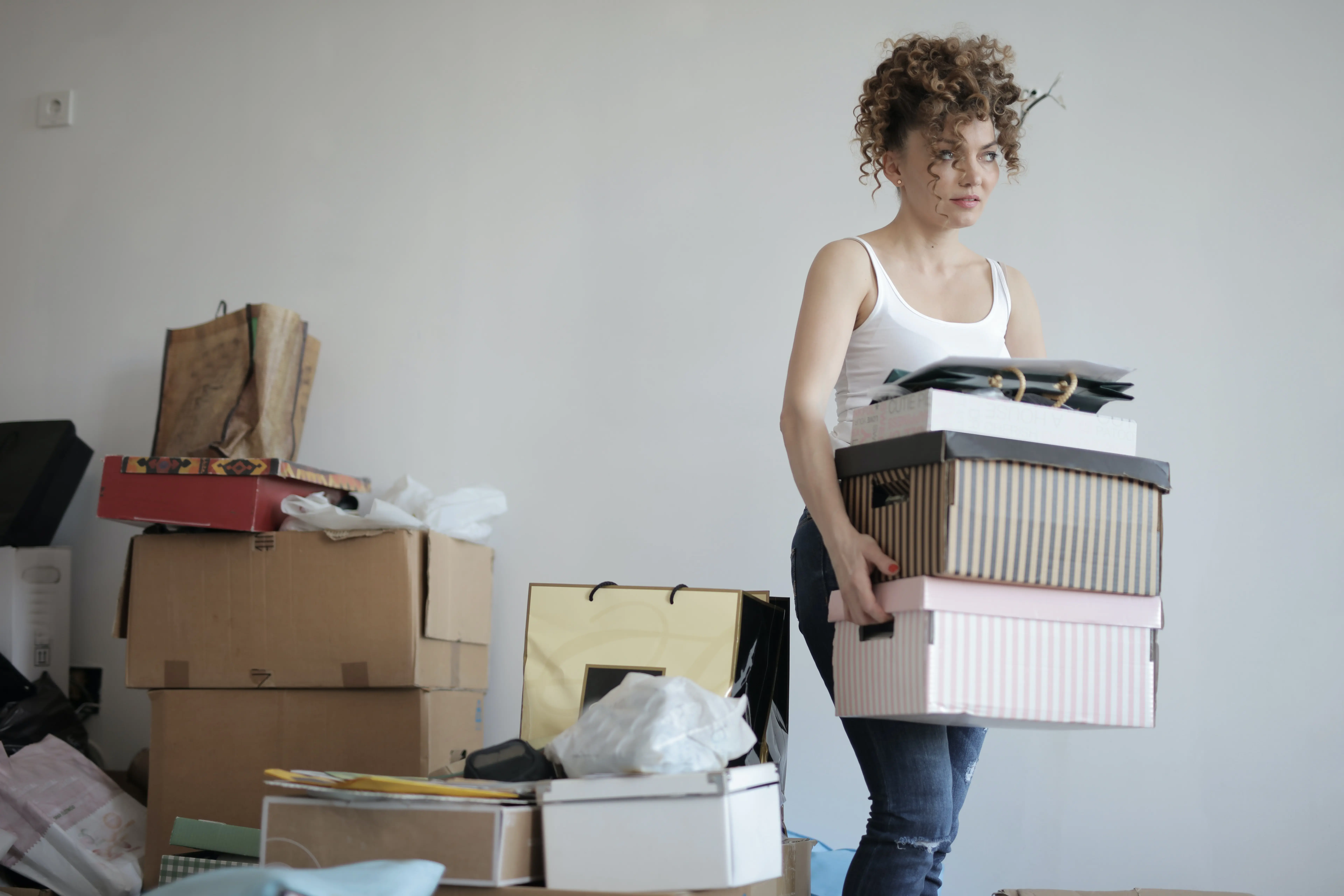 a women carrying heavy things an image to show on how to avoid heavy lifting in order to prevent shoulder injuries